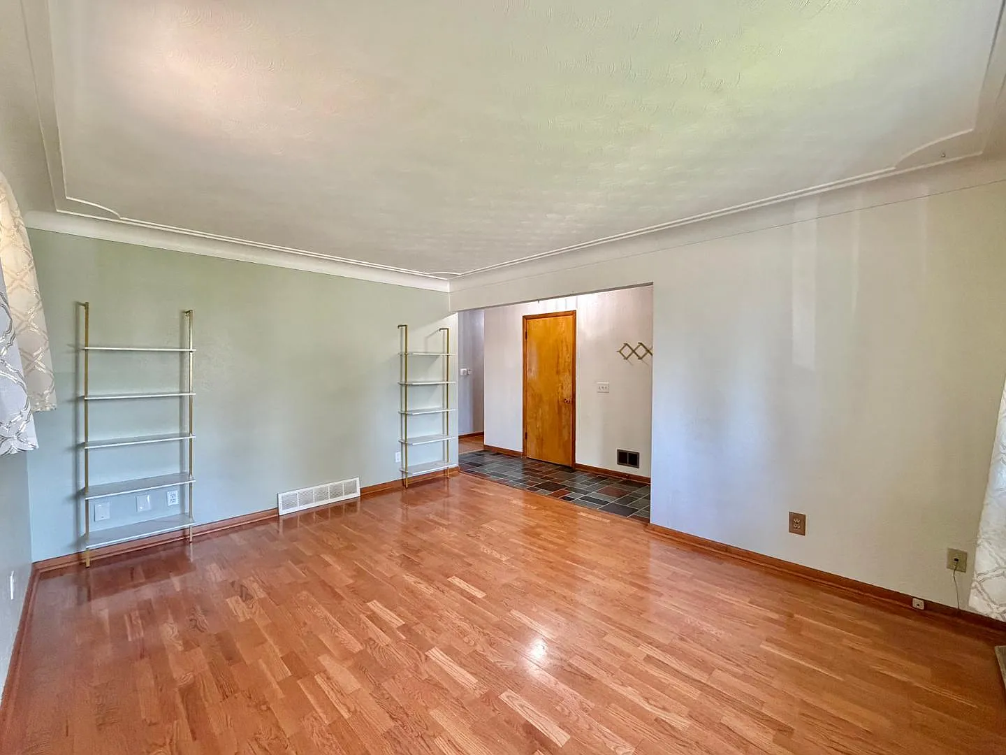3 bed, 2.0 bath, 1077 sqft, $1,600 — Photo 4