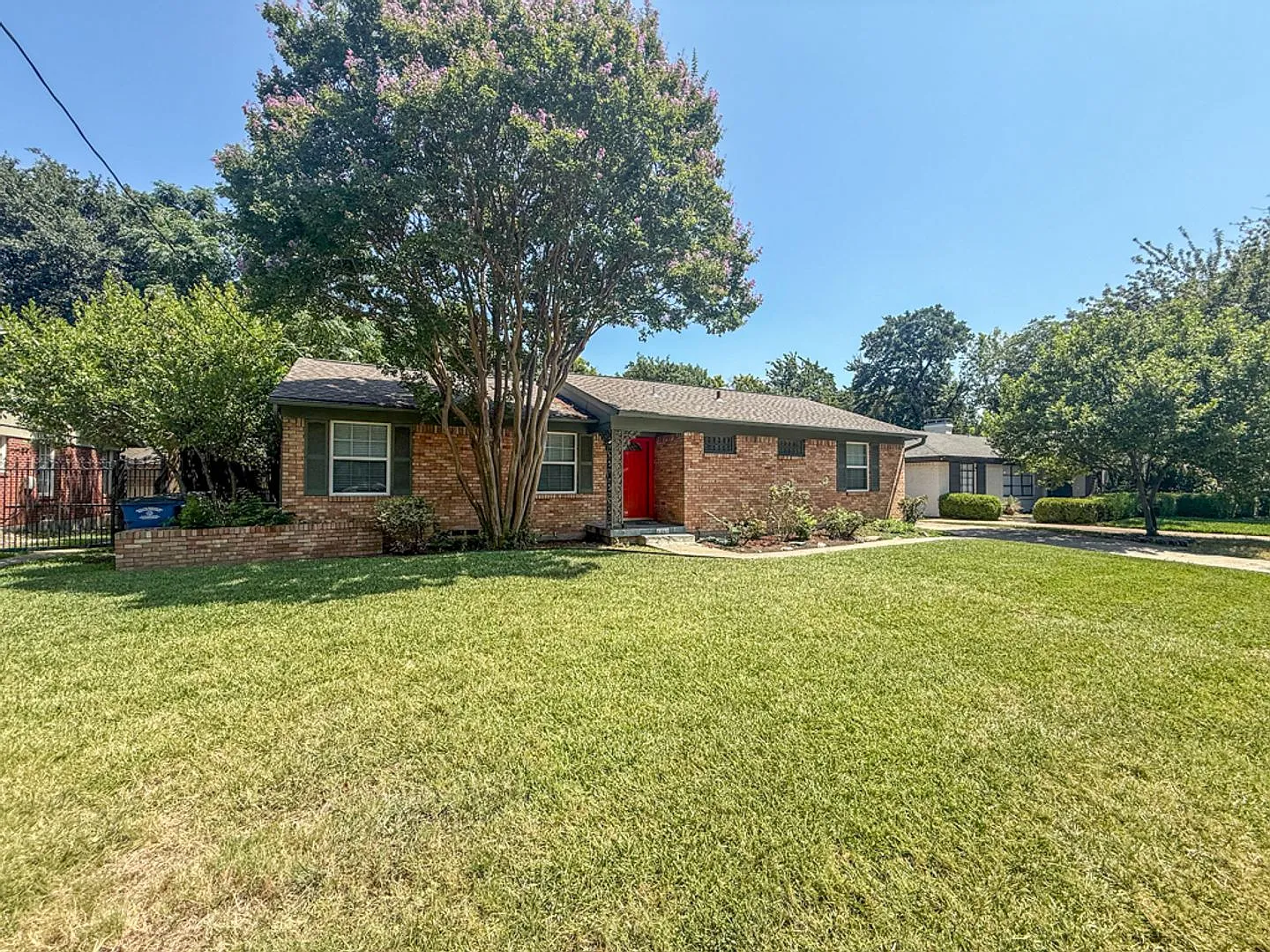 Wonderful home located in Dallas, TX — Photo 2