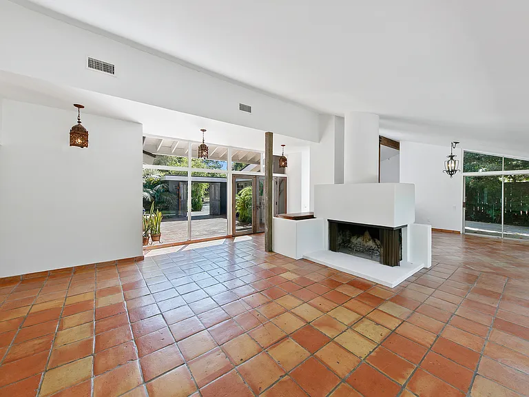 6328 Frondosa Dr — Photo 8