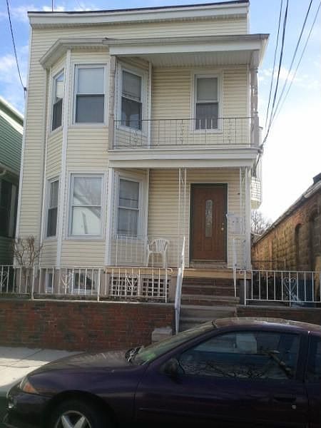 1st image of 10 Hinsdale Pl