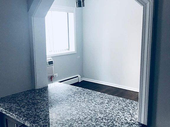 4th image of 6014 N Kenmore Ave #410