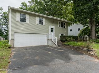 8 Ferndell Spring Dr, Saratoga Springs, NY 12866