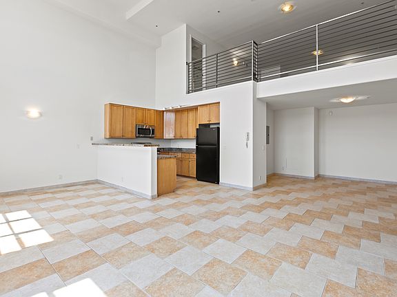 4th image of 2021 26th St Unit 102