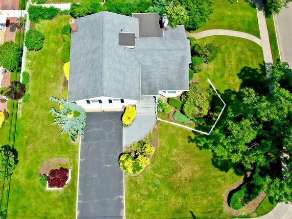 64 Meadowfarm Road, Manhasset Hills, NY 11040