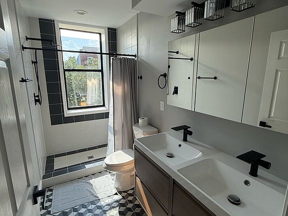 2nd image of 2317 Barclay St Room 2