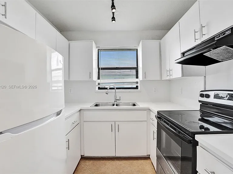 2120-2122 Thomas St #2122 — Photo 3