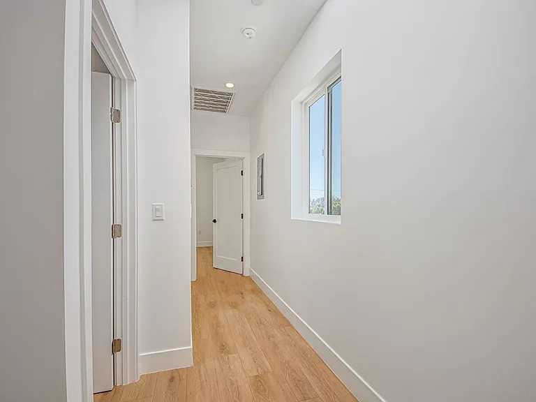 2851 S Victoria Ave — Photo 22