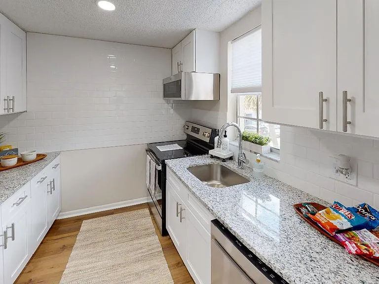 1402 E Gore St — Photo 9