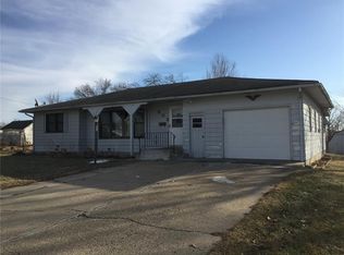608 E 8th St, Vinton, IA 52349