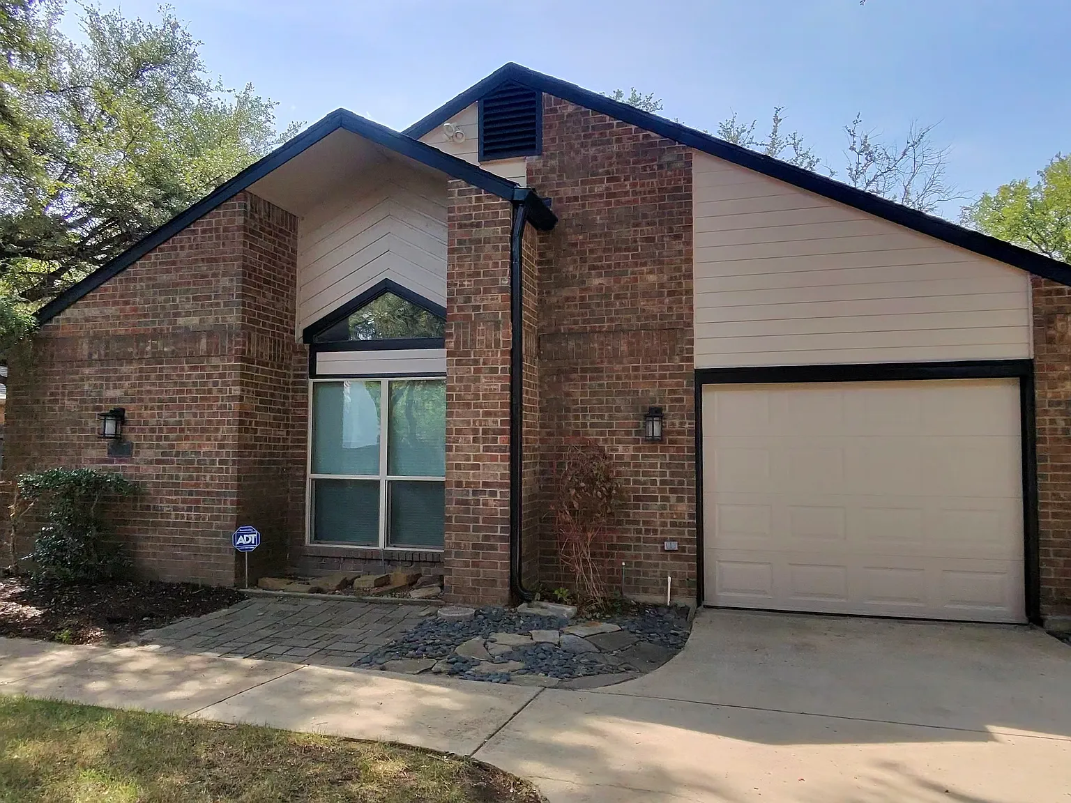 2 bed, 1165 sqft, $2,100 — Photo 1