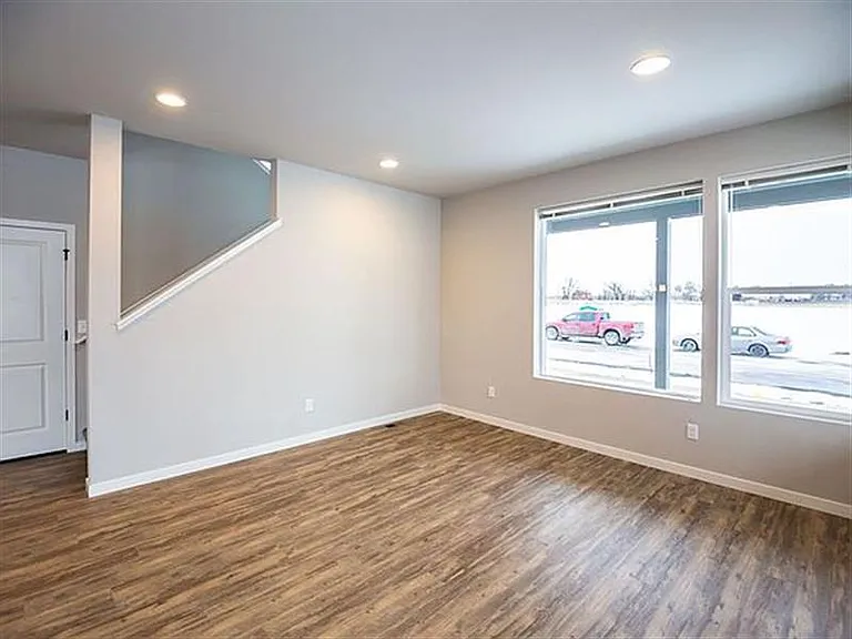 2633 Conquest St S — Photo 7
