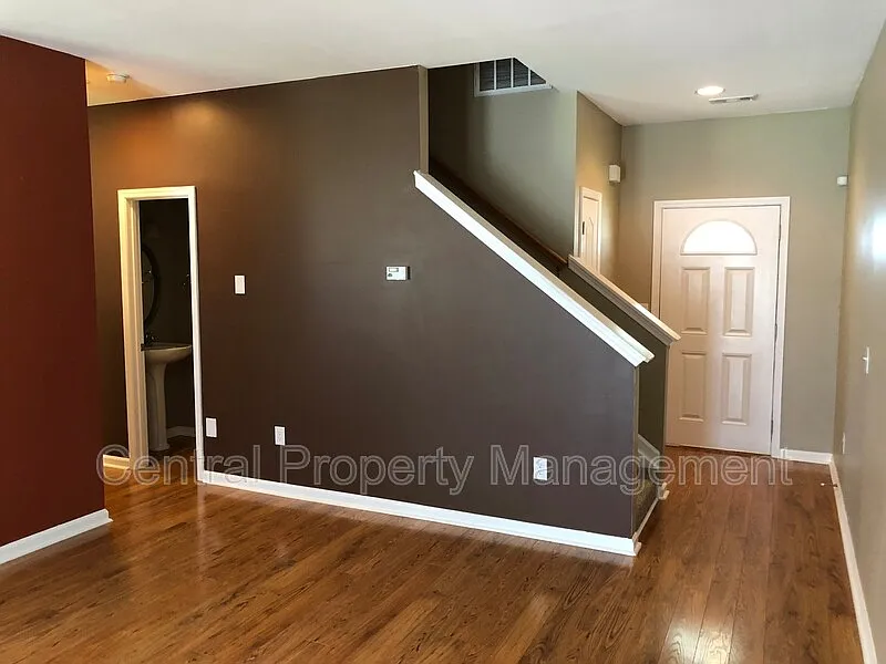 3 bed, 2.5 bath, 1585 sqft, $1,695 — Photo 3