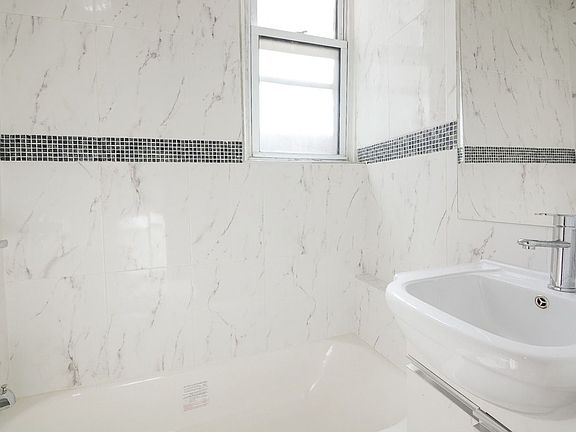 4th image of 423 Rogers Ave #B33
