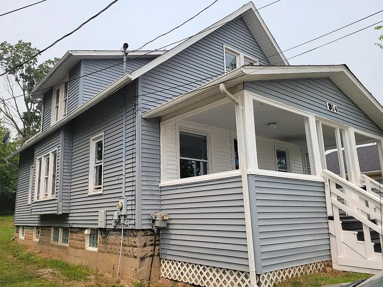 914 Middle St — Photo 2