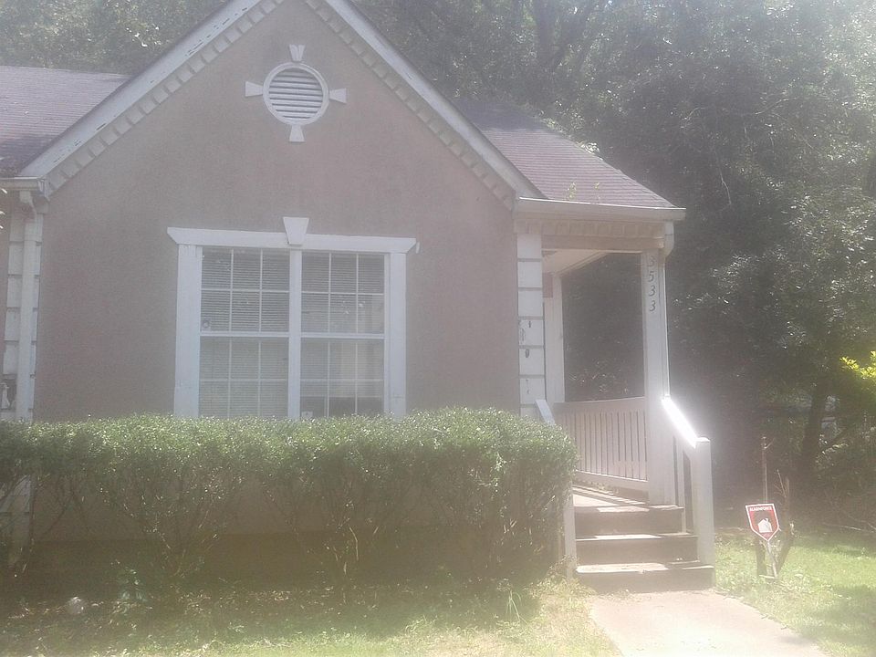 Stucco Main entrance with covered entry way