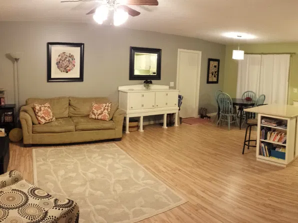 711 Oakhill Dr, Chapman, KS 67431