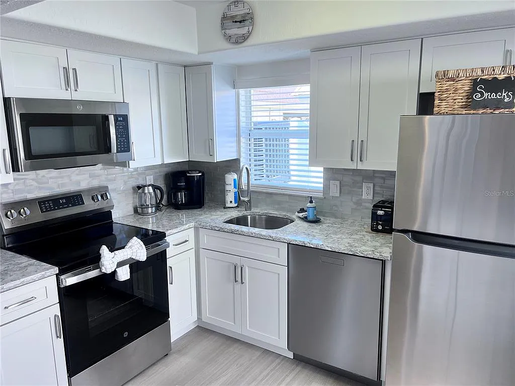 2 bed, 2.0 bath, 1064 sqft, $8,340 — Photo 2
