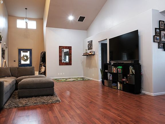 4th image of 224 Palmdale Ave