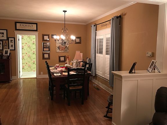   Dining Room & Door to Bath