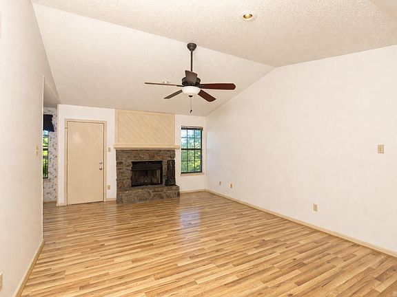 5th image of 127 Point West Cir