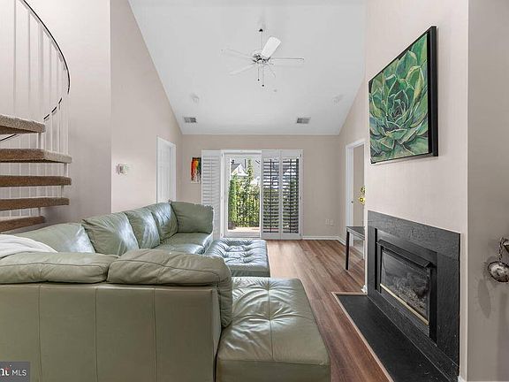 5th image of 10021 Vanderbilt Cir APT 11-15