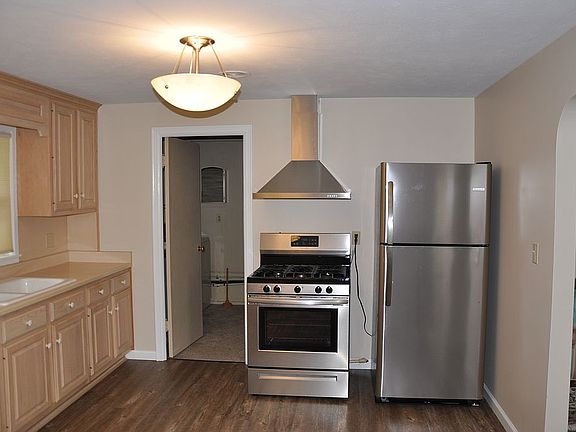 3rd image of 824 Saint Clair Ave