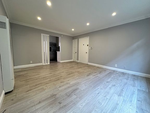 4th image of 1350 N Hayworth Ave #6