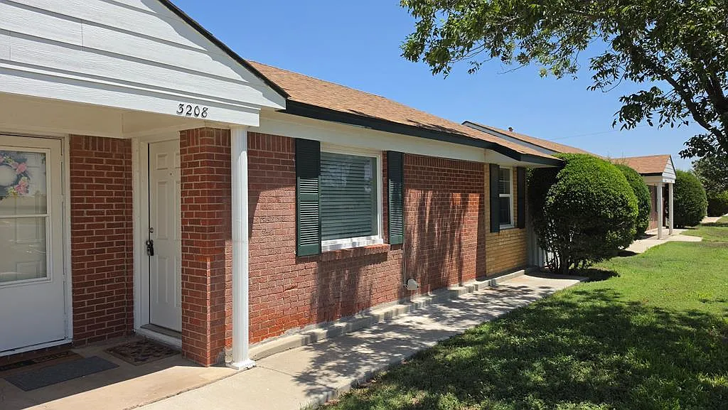 2 bed, 1.0 bath, 676 sqft, $1,400 — Photo 2