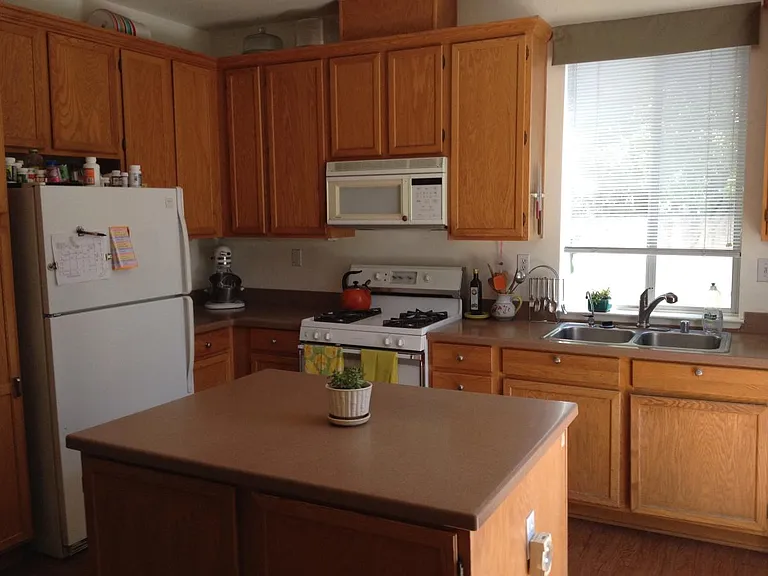 214 Holland Cir — Photo 2