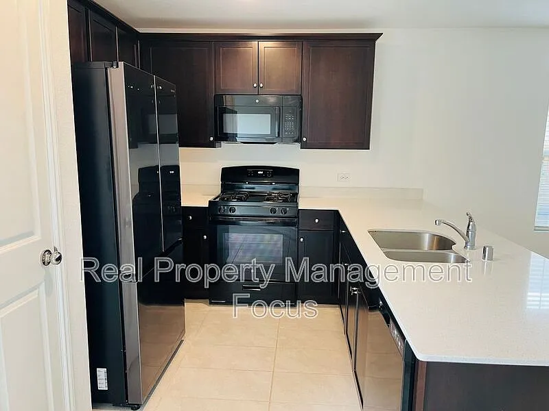 3 bed, 2.0 bath, 1475 sqft, $2,025 — Photo 3