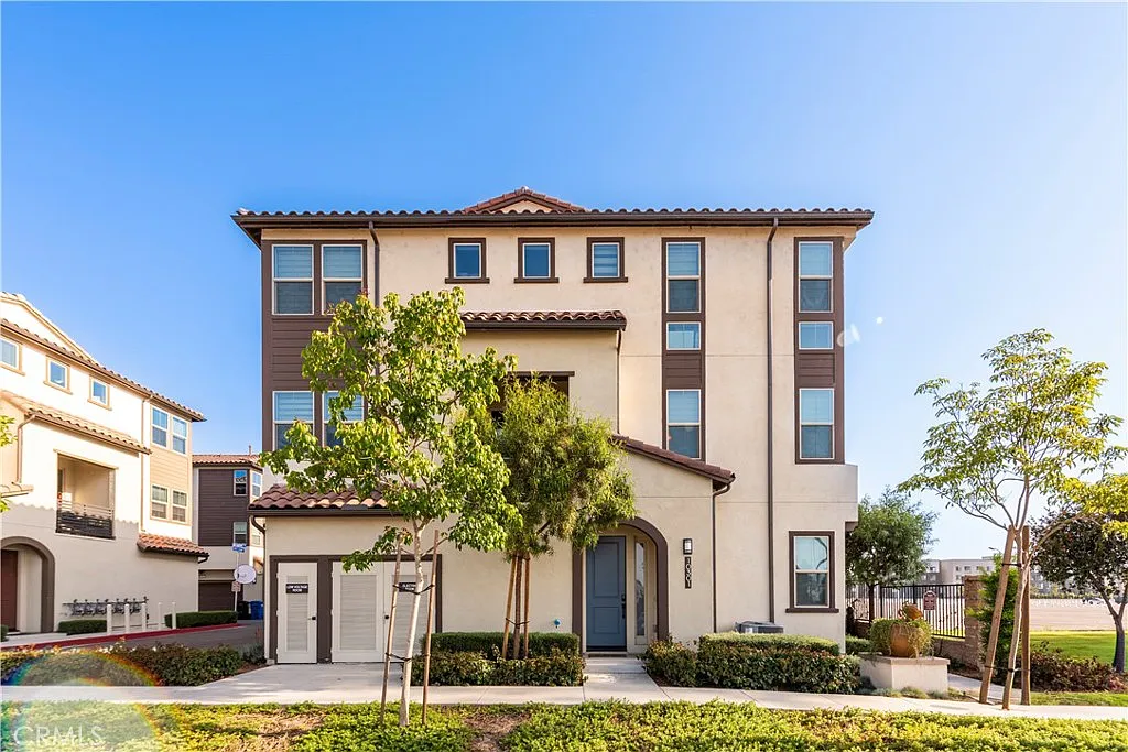 4 bed, 3.5 bath, 2037 sqft, $4,600 — Photo 1