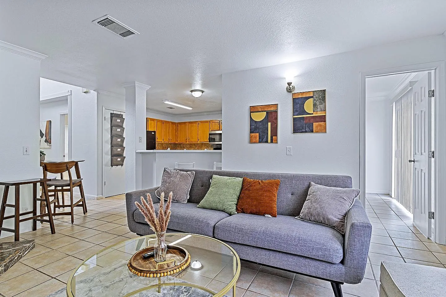 4 bed, 2.5 bath, 2049 sqft, $789 — Photo 4