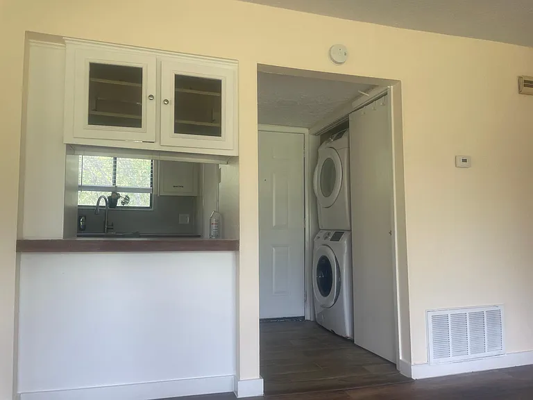 Breakfast bar + in-unit washer/dryer for laundry