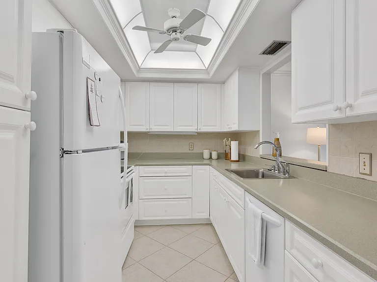 300 Harbour Dr #308E — Photo 12