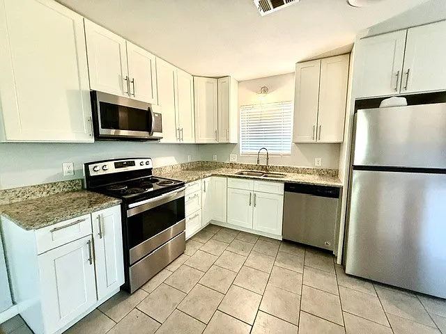 3 bed, 1.5 bath, 999 sqft, $1,650 — Photo 3