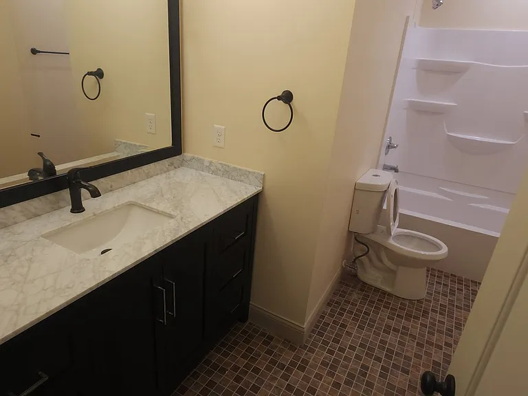 1416 E State St Apartments — Photo 12