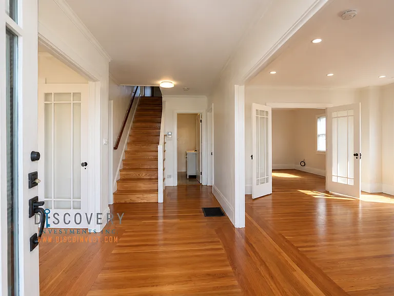 1122 Winsor Ave — Photo 2