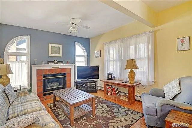 4 bed, 1.5 bath, 1824 sqft, $3,500 — Photo 2