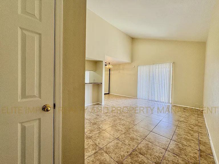 1620 N Wilmot Rd #F234 — Photo 2