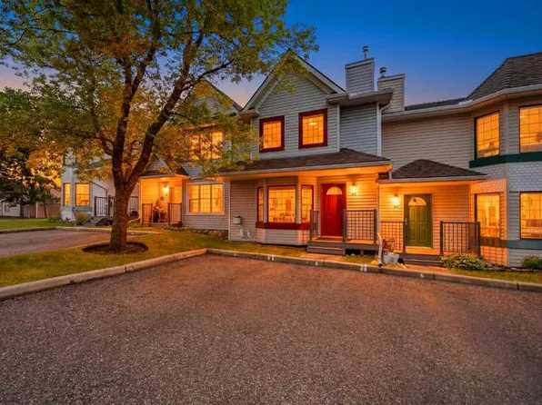 42 W Patina Point SW, Calgary, AB T3H 3J7