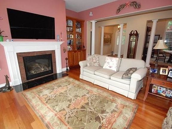 3rd image of 7 Cottonwood Ln
