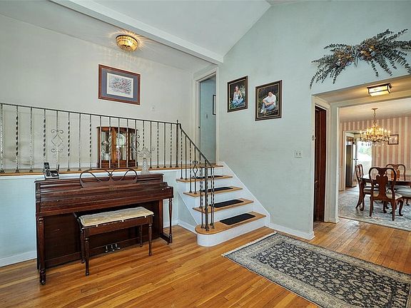 3rd image of 3506 Ridgewood Dr