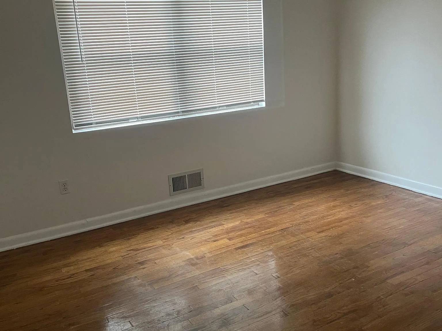3 bed, 1.5 bath, 1400 sqft, $1,525 — Photo 2