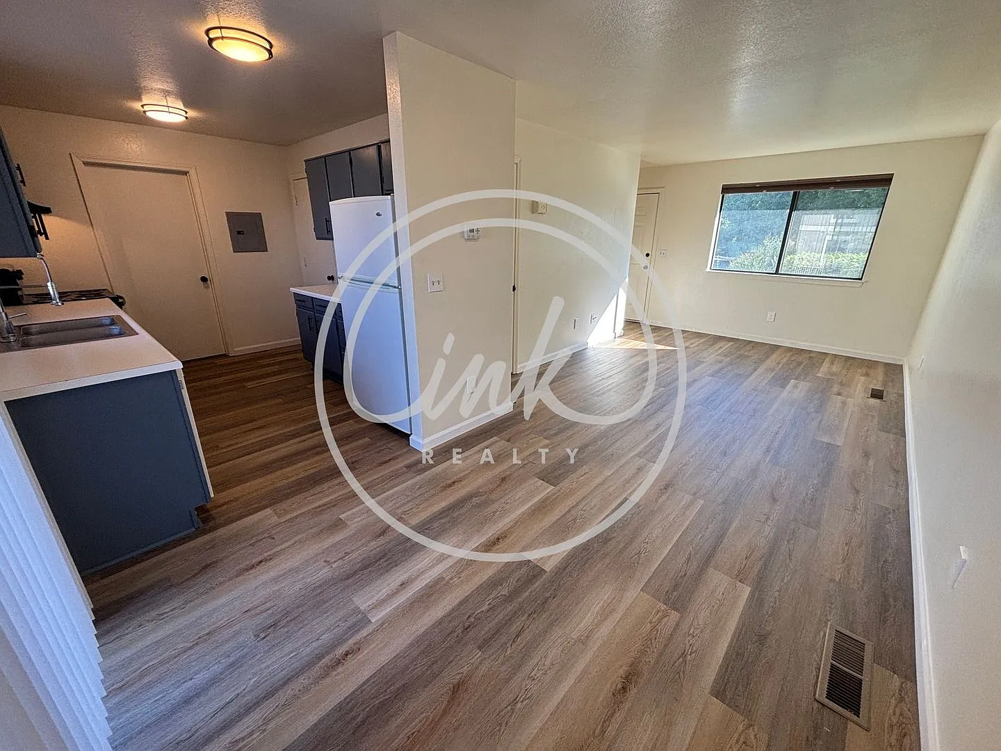 VI1377-1377 Village Way — Photo 2