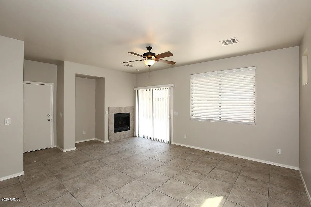 4 bed, 2.5 bath, 2048 sqft, $2,100 — Photo 4
