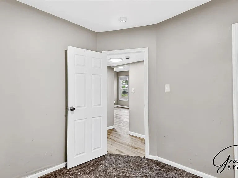 11319 Chalmers Ave — Photo 16