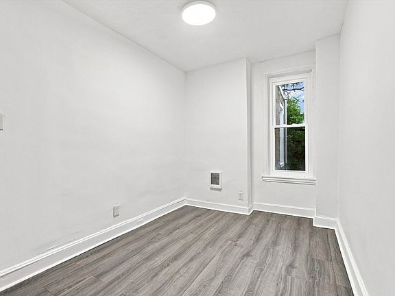 3rd image of 2411 W Oakdale St