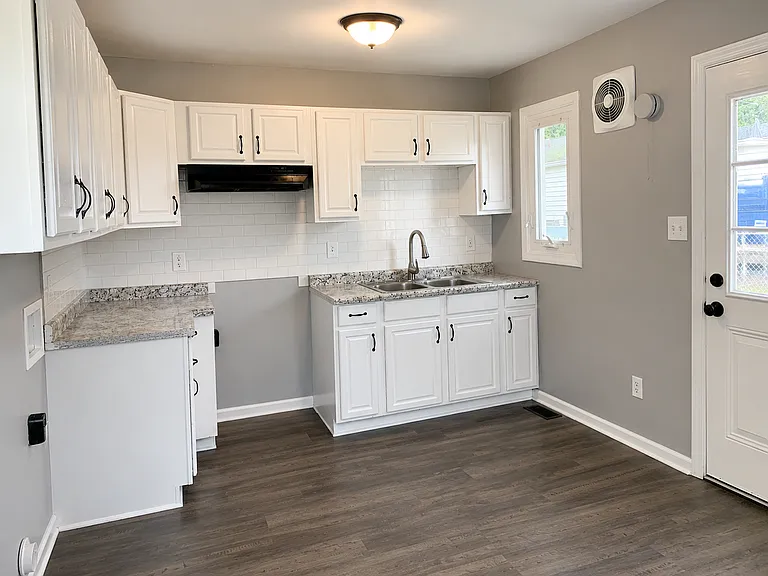 1724 Eastbrook Dr S — Photo 2