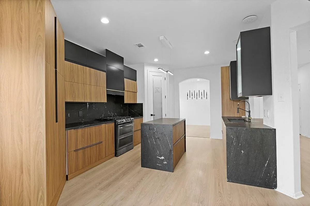 4 bed, 2.5 bath, 3073 sqft, $2,800 — Photo 2