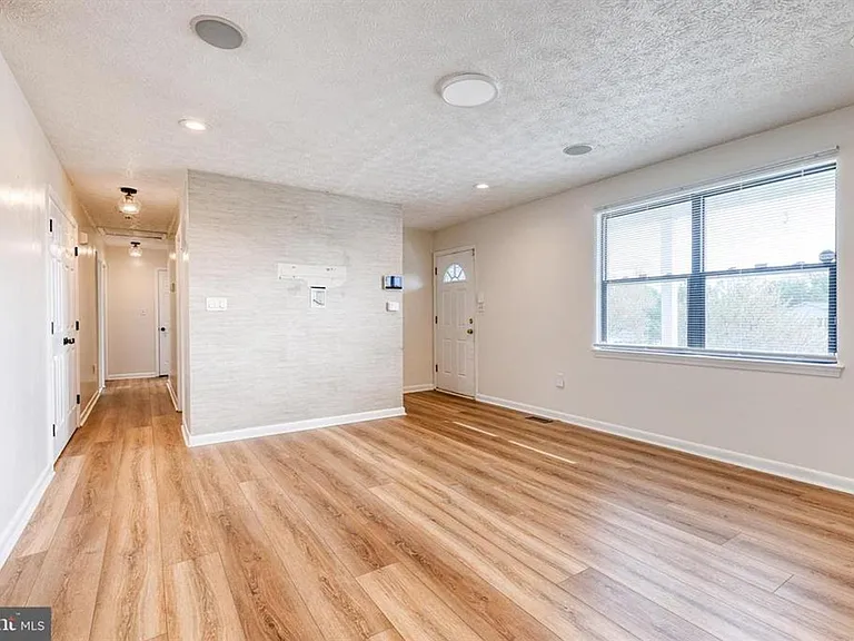 1577 Loring Ct — Photo 6